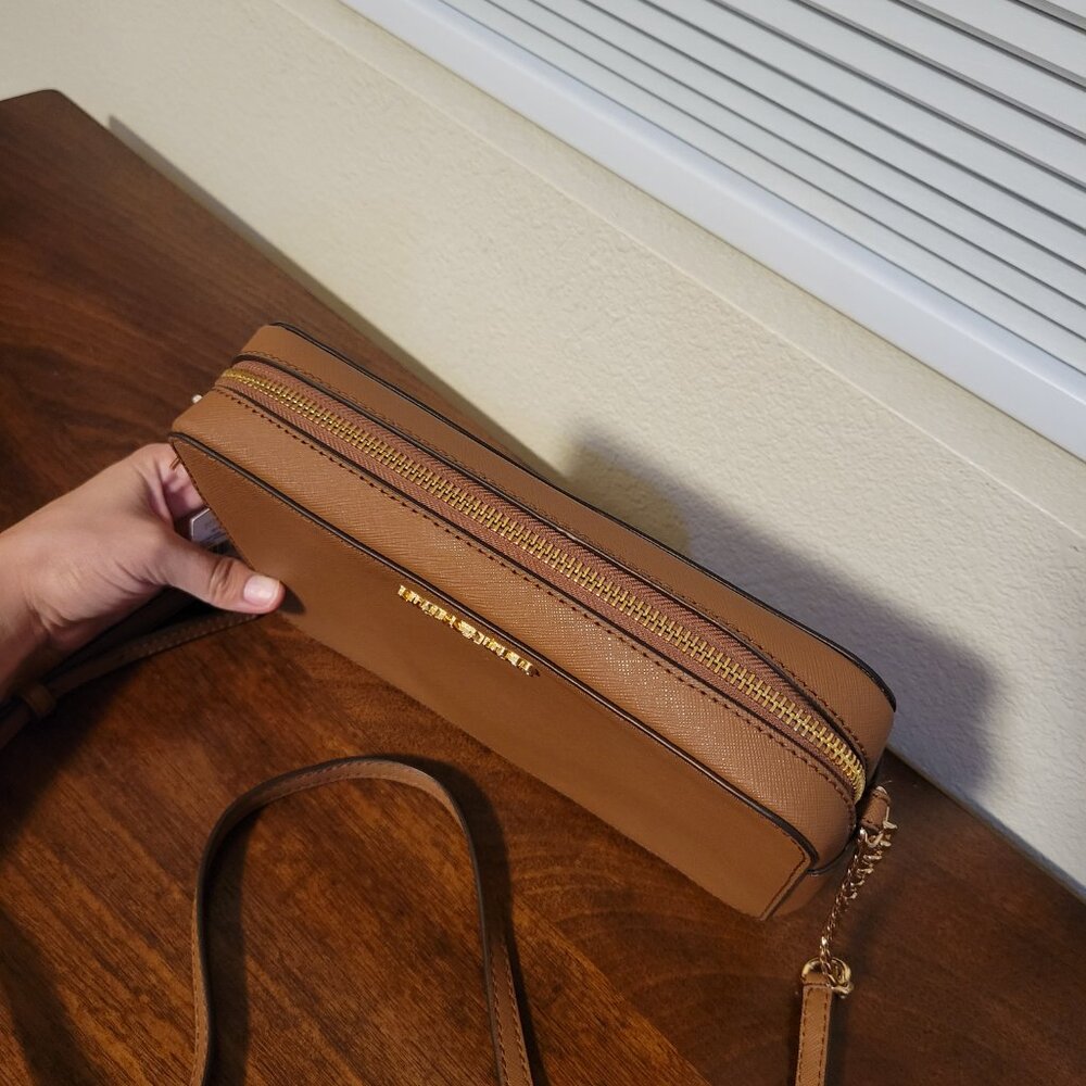 NWT Michael Kors Jet Set Crossbody in Brown - Picture 4 of 10